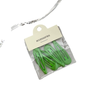 Lot de barrettes BB en métal vert finition crème sur fond blanc avec emballage carton