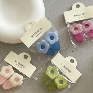 Set of colorful floral acrylic hair clips with marble texture for girls' side styling