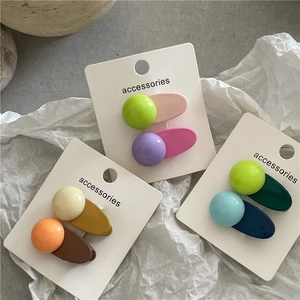 Vue détaillée des barrettes à cheveux géométriques colorées en divers assortiments