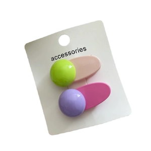 Lot de deux barrettes géométriques en résine colorée sur carte d'accessoires