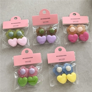 Set di 5 fermagli per capelli con fiori e cuori in vivaci colori pastello e resina