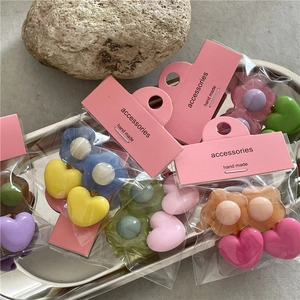 Set di fermagli per capelli colorati in resina con fiori e cuori in tonalità pastello
