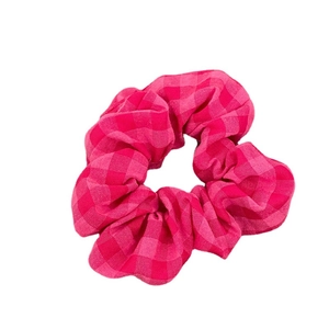 Chouchou en tissu à carreaux roses avec volants pour des coiffures élégantes et chic
