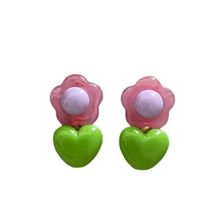 Set orecchini a fiore e cuore con fiori rosa e pendenti a cuore verdi per ragazze
