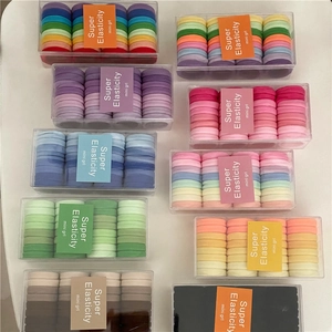 Dettaglio di set elastici per capelli ad alta elasticità in scatole trasparenti
