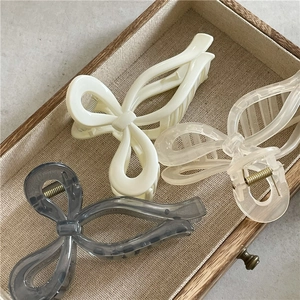 Trois pinces à cheveux élégantes en forme de nœud, texture gelée, crème et transparent