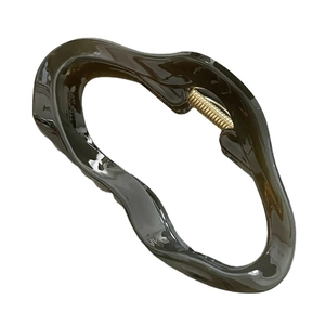 Pince à cheveux minimaliste en forme de nuage, marron foncé brillant avec ressort doré