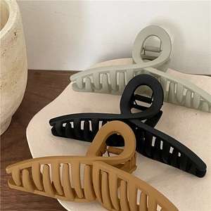 Pinces à cheveux mates aux tons café pour femmes, grands clips en plastique croisés