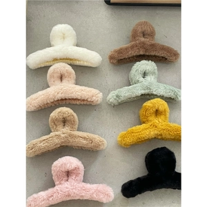 Lot de 8 pinces à cheveux en fausse fourrure douce couleurs crème pour l'hiver