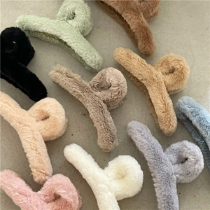 Grandes pinces à cheveux en fausse fourrure de lapin aux tons crème pour l'automne-hiver