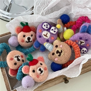 Handgefertigte Haargummis aus Filz mit Cartoon-Tieren in verschiedenen Macaron-Farben