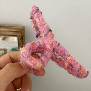 Pince à cheveux en tricot rose avec enveloppement de fil coloré et laine douce