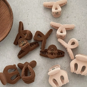 Mini mollette per capelli floccate in toni terra e rosa nudo per acconciature invernali