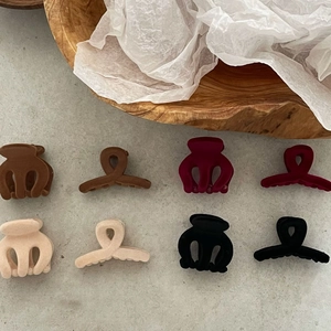 Mini mollette per capelli floccate in colori invernali assortiti su sfondo neutro