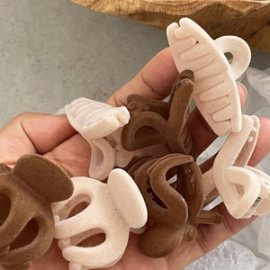 Mini mollette per capelli floccate in velluto marrone e rosa, eleganti accessori per capelli donna