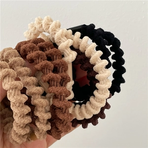 Set di elastici per capelli a spirale in maglia nei toni beige e caffè