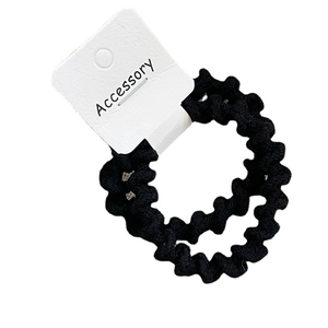 Set di due elastici per capelli neri con trama a onde su scheda per accessori