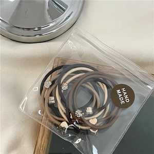 Dettagli del set di elastici per capelli con cuori di strass e perline dorate nel sacchetto