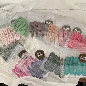 Set di fermagli per capelli BB opachi colorati a goccia in confezione fatta a mano su bianco