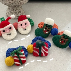 Détail d'élastiques de Noël en feutre de laine avec motifs renne, chaussette et Père Noël