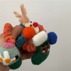 Détails d'élastiques de Noël en feutre faits main avec rennes et chaussettes festives