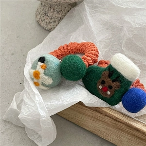 Détails de l'élastique à cheveux avec chaussettes de Noël en feutre et pompons colorés