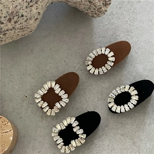 Détail de barrettes géométriques avec zircons carrés et ovales sur une texture en velours