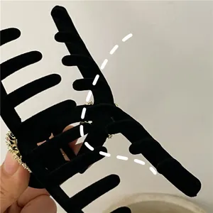 Détail d'une pince à cheveux noire flocage avec strass et dents de maintien internes