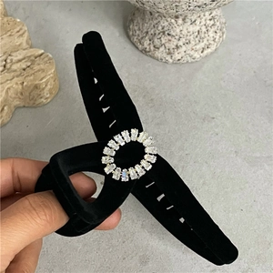 Détail de la pince à cheveux noire floquée avec décoration géométrique en zircons