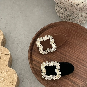 Détail de barrettes à cheveux avec cristaux rectangulaires et base en velours chic