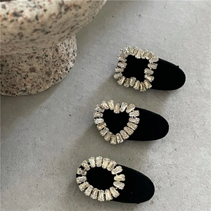 Set de trois barrettes en velours noir serties de zircons aux formes géométriques