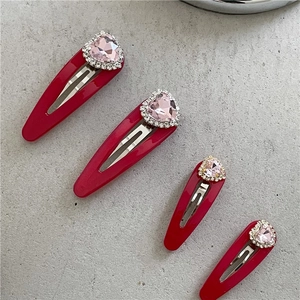 Vue macro détaillée de barrettes à cheveux magenta avec de grands strass roses en cœur