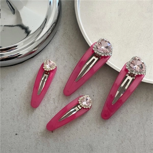 Gros plan de barrettes à strass coeur rose avec finition magenta polie en lot de 4 pièces
