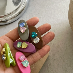 Lot de barrettes ovales en plastique coloré avec strass en forme de cœur et cristaux