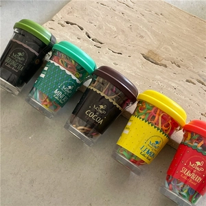 Detailansicht von fünf bunten Mini-Kaffeebechern gefüllt mit elastischen Haargummis im Set
