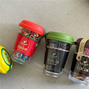 Details von 130pcs bunten Haargummis in kreativen Milch-Teetassen-Verpackungsbehältern