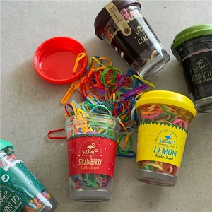Bunte elastische Haarbänder im kreativen Mini-Getränkebecher-Set mit je 130 Stück pro Flasche