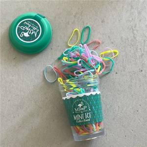 Nahaufnahme bunter elastischer Haarbänder in kreativer transparenter Becherverpackung