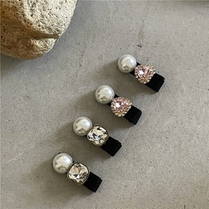 Schickes Set aus rosa Herz-Strass-Haarspangen mit Kunstperlen und schwarzen Webkanten