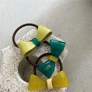 Schicke zweiteilige Haargummis mit Acetat-Schleife in Vintage-Grün-Gelb mit Amy Bear Logo