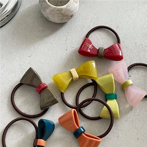 Set mit sieben bunten Acetat-Schleifen-Haargummis in Rot, Gelb, Pink, Grün und Blautönen