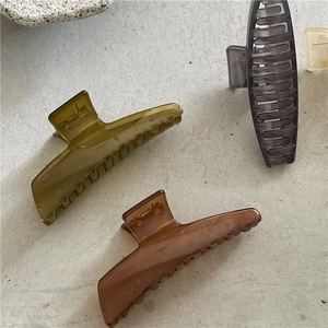 Detailansicht der Haarklammern in Gelee-Optik in Grün, Bernstein und Grau mit Metallfeder