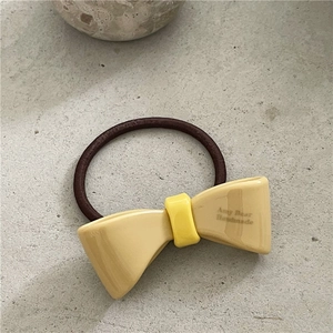 Detailansicht der Any Bear Handmade Aufschrift auf der Acetat-Schleife am Haargummi
