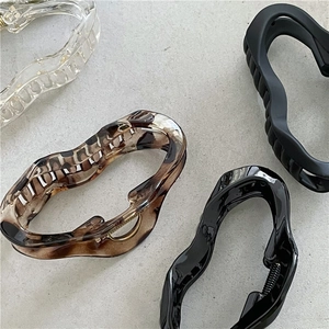 Elegant wavy claw clip set in transparent, tortoiseshell, and black for hair styling