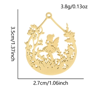 Dettaglio del ciondolo a forma di fata traforata con misure 3,5cm x 2,7cm e peso 3,8g