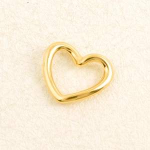Macro detallada del colgante de corazón hueco en acero inoxidable 304 dorado con acabado espejo
