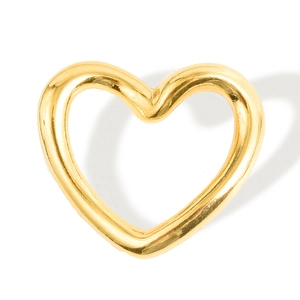 Detalle del colgante de corazón hueco en oro pulido de acero inoxidable 304 puro