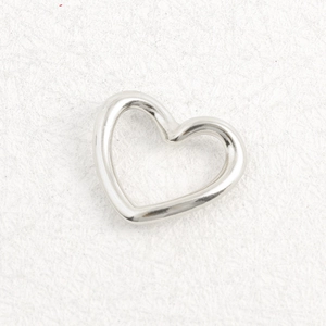 Detalle macro de un colgante de corazón hueco de acero inoxidable 304 con brillo plata