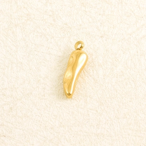 Macro shot of 304 stainless steel gold chili pendant for DIY necklace and jewelry making