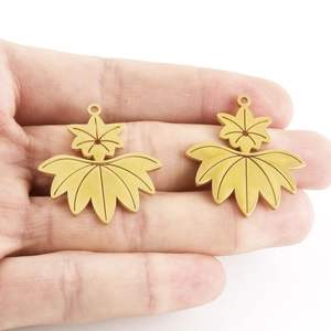 Detail of 304 stainless steel gold maple leaf pendants for DIY jewelry making